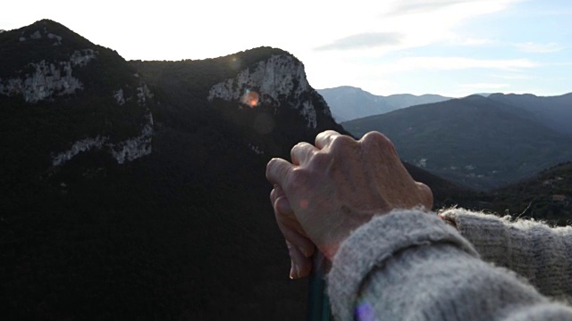 日出时分，女徒步旅行者在山谷上空放松视频素材