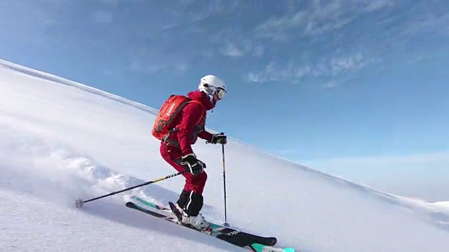 从山上滑下雪粉视频素材