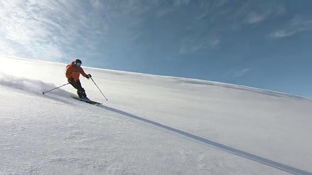 从山上滑下雪粉视频素材