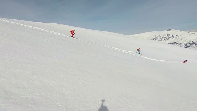 从山上滑下雪粉视频素材