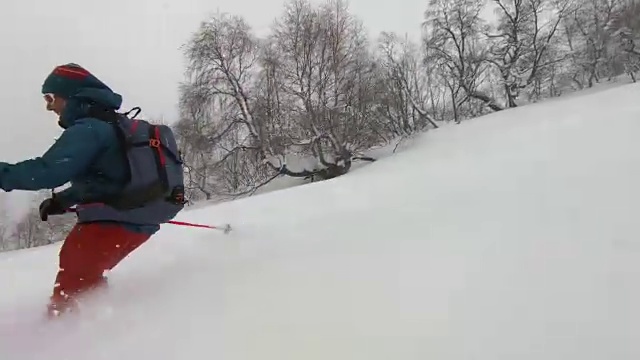 滑雪者在厚厚的雪粉中下山视频素材