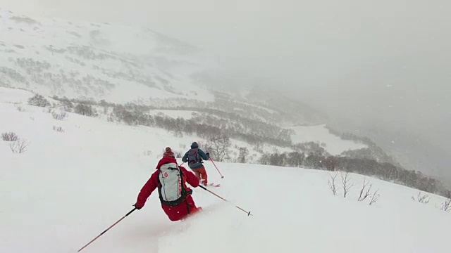 滑雪者在厚厚的雪粉中下山视频素材