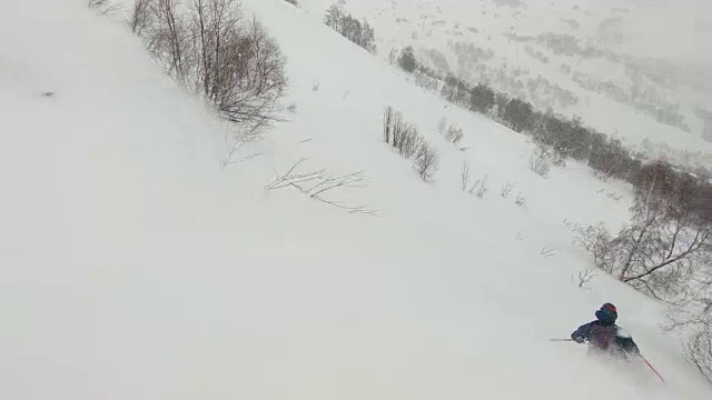 滑雪者在厚厚的雪粉中下山视频素材