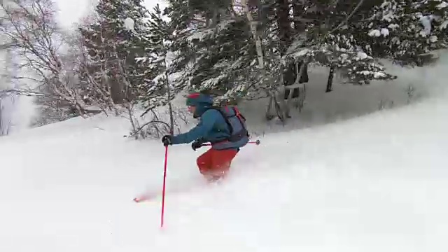 滑雪者在厚厚的雪粉中下山视频素材