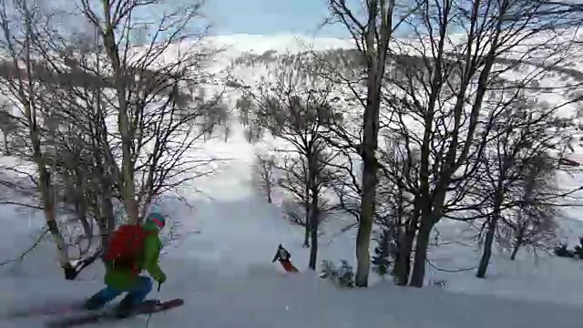 滑雪者在厚厚的雪粉中下山视频素材