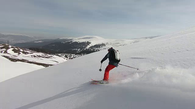 滑雪者在厚厚的雪粉中下山视频素材