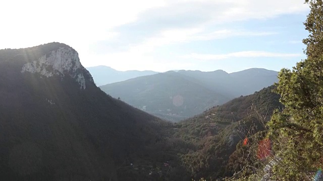 徒步旅行的夫妇在日出时到达山谷上方的视点视频素材