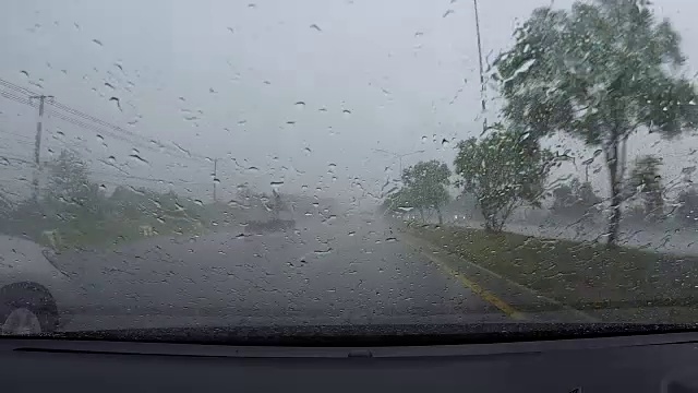 透过镜子看雨天里的车视频素材