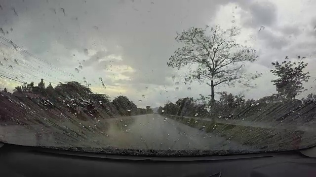 从行动摄影机在雨天的观点视频素材