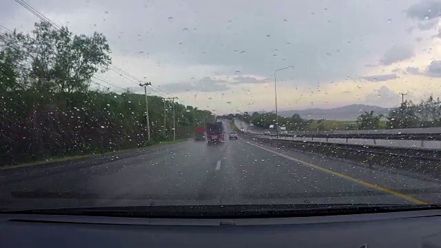 司机透过玻璃看到的景色。下雨的时候，旅行既危险又不明朗。视频素材