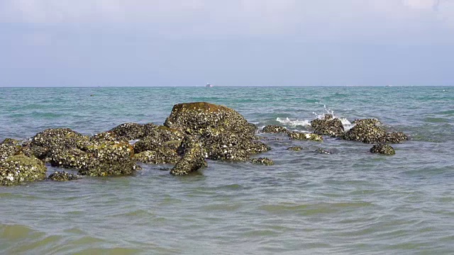 海浪与石头的慢动作视频素材