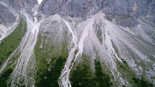 无人机视频圣玛达莱娜圣马达莱娜瓦尔迪富内斯在Dolomites意大利阿尔卑斯山与Furchetta峰的背景视频素材