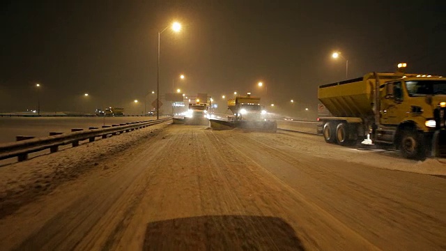 大型扫雪机将积雪推离城市道路视频素材