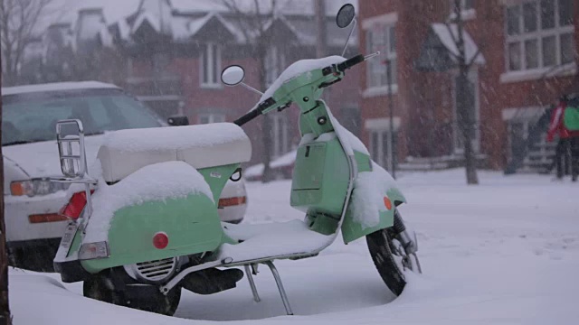 下雪时摩托车被雪覆盖视频素材