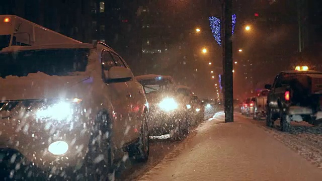 在暴风雪的夜晚，汽车被困在路上视频素材