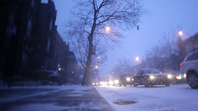 汽车在暴风雪中开走了视频素材