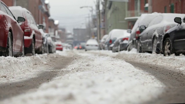 街道和汽车被雪覆盖视频素材