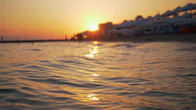 夏日的海景和度假胜地，金色的夕阳视频素材