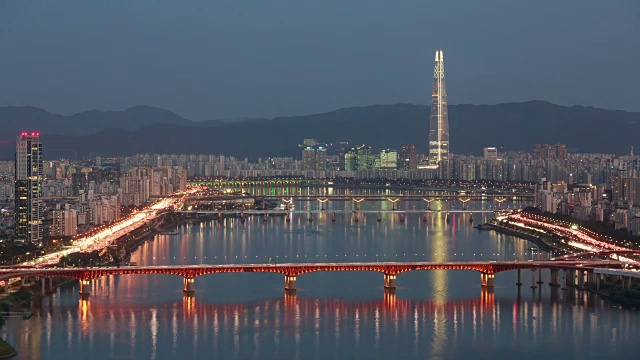 汉江夜景、乐天世界大厦(韩国最高建筑)和首尔江边高速公路视频素材