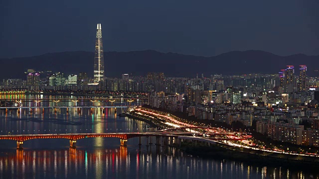 汉江夜景、乐天世界大厦(韩国最高建筑)和首尔江边高速公路视频素材