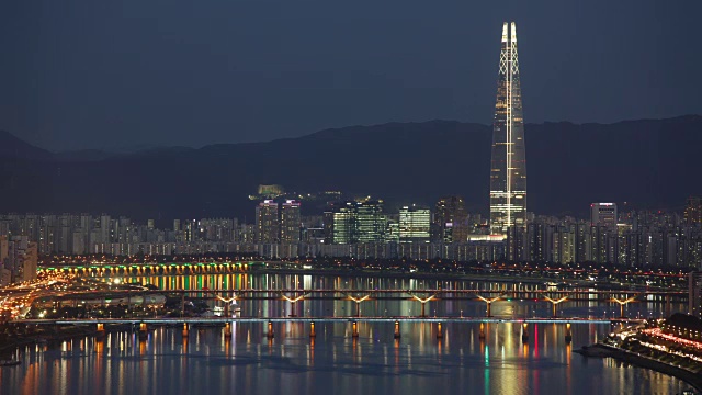 汉江和乐天世界大厦(韩国最高的建筑)夜景视频素材