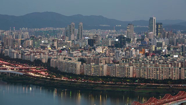 傍晚时分，Apgujeong-dong和Samseong-dong建筑的城市景观视频素材