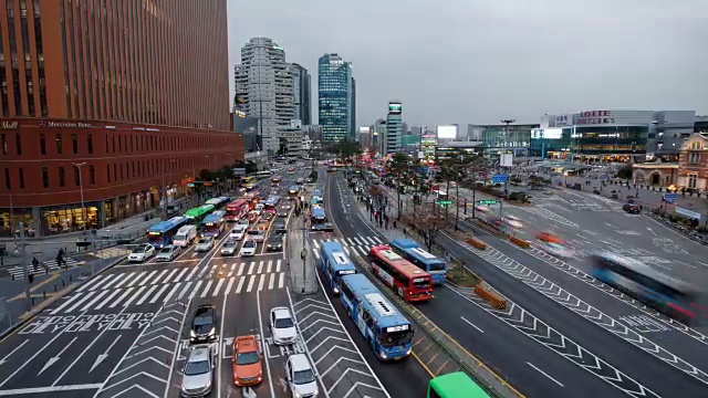 汉城广场(象征性的办公大楼)，靠近汉城站(主要的铁路)和公路视频素材