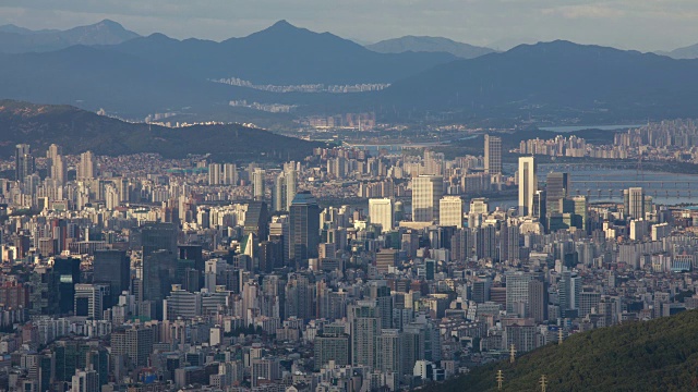 韩江白天的城市景观和三藩洞和三城洞(富裕社区)的建筑视频素材