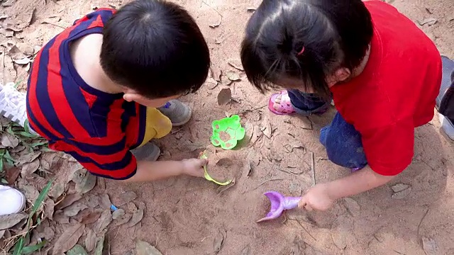 亚洲孩子在玩沙子视频下载