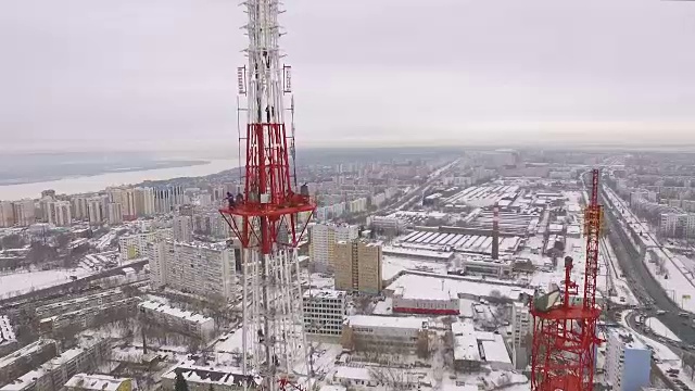 空中摄像机和电视塔上的工作人员一起在工地上空飞行视频素材