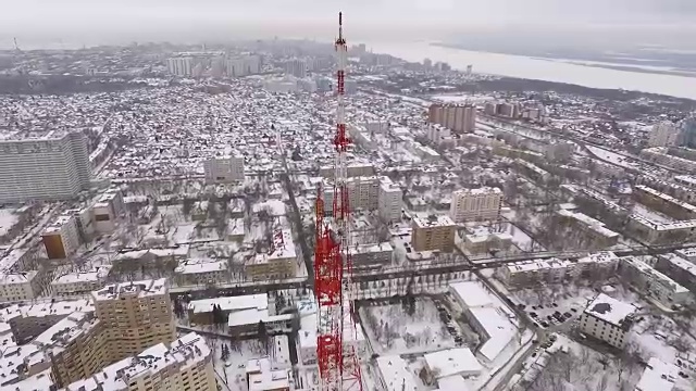 冬日里，萨马拉市电视塔周围的空中飞行镜头视频素材