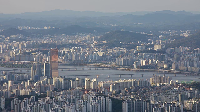 Yeouido 63大厦(首尔的地标性摩天大楼)和汉江的白天城市景观视频素材