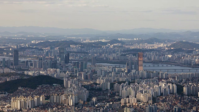 Yeouido 63大厦(首尔的地标性摩天大楼)和汉江的白天城市景观视频素材