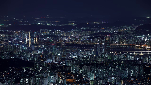 Yeouido 63大厦(首尔的标志性摩天大楼)和汉江的夜景视频素材