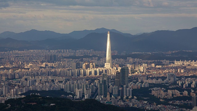 日城市景观首尔乐天世界大厦(韩国最高的建筑)和建筑物视频素材