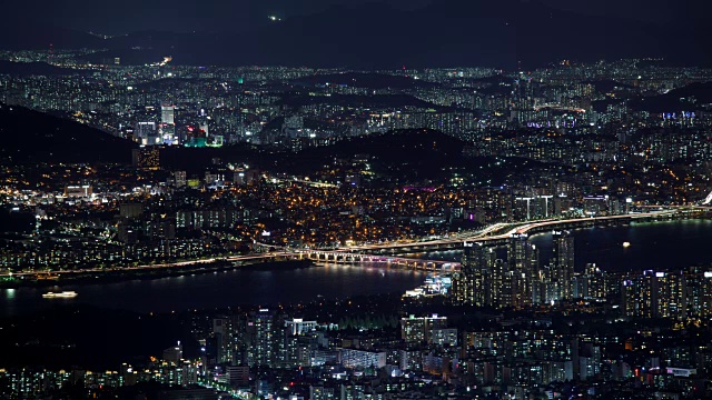 汉江夜景、江边北路(八车道公路)和半坡桥(首尔未来遗产)视频素材