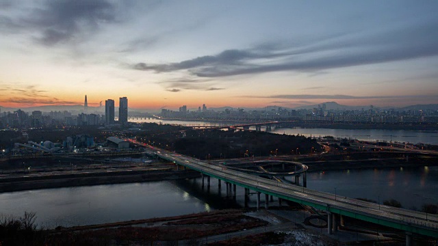 夜晚到日出的风景有首尔的星秀桥、永碧桥和汉江视频素材