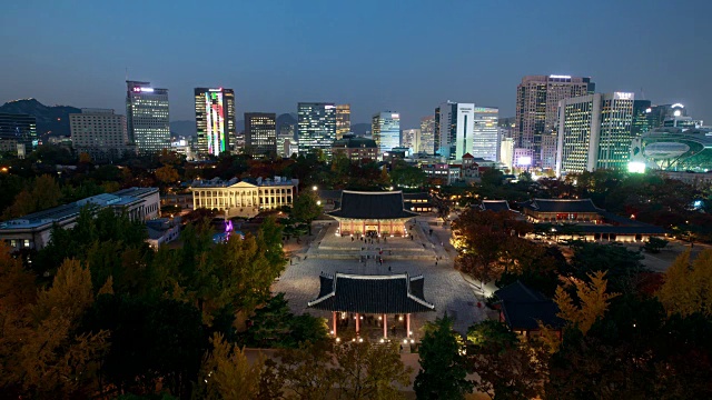 德sugung(朝鲜王朝时期的韩国皇宫)的正殿(主宝座厅)和建筑的秋夜景观视频素材