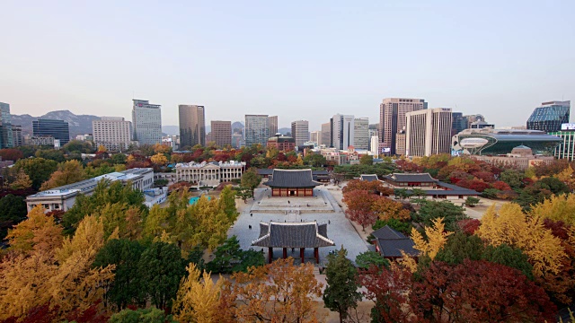 秋日至夜的风景，德sugung(朝鲜王朝时期的韩国皇宫)的正殿(主宝座厅)和建筑视频素材