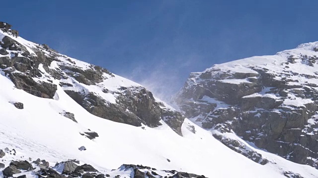 吹强风在山峰上形成雪花漩涡视频素材