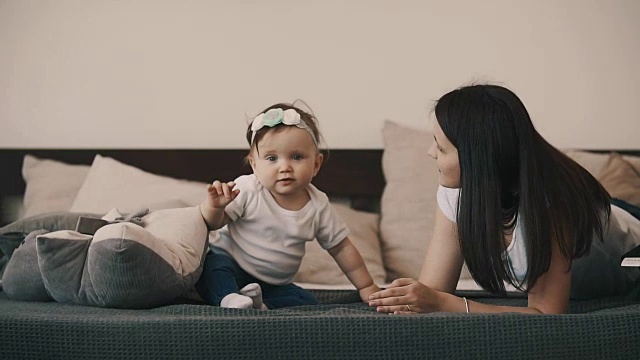 妈妈和女儿一起躺在床上，玩得很开心视频素材