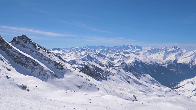 令人叹为观止的全景从左到右的雪山和滑雪者视频素材