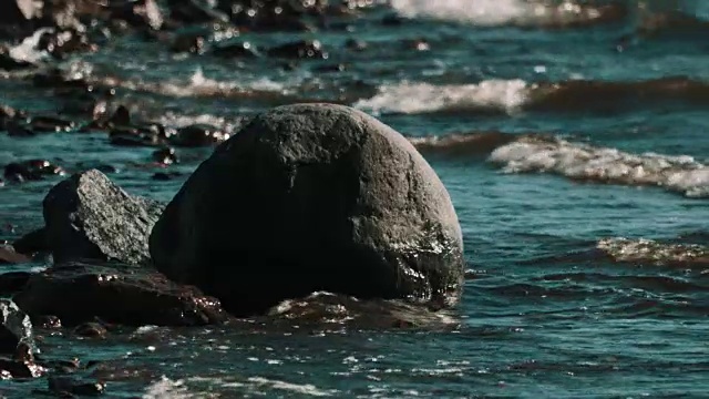 礁石在水里拍打着海岸，海浪在拍打着视频素材