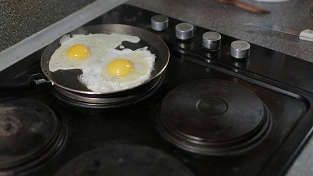 鸡蛋，炒菜，煎锅，早餐，健康食品视频素材