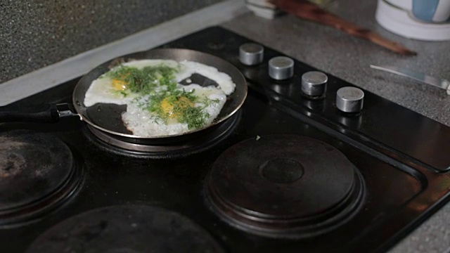 鸡蛋，炒菜，煎锅，早餐，健康食品视频素材