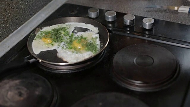 鸡蛋，炒菜，煎锅，早餐，健康食品视频素材