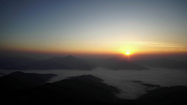 山景和大雾日出。Doi Pha Tang chiang lai泰国。4 k的决议视频素材