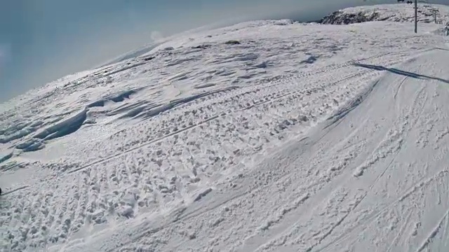 山上的自由滑雪者视频素材