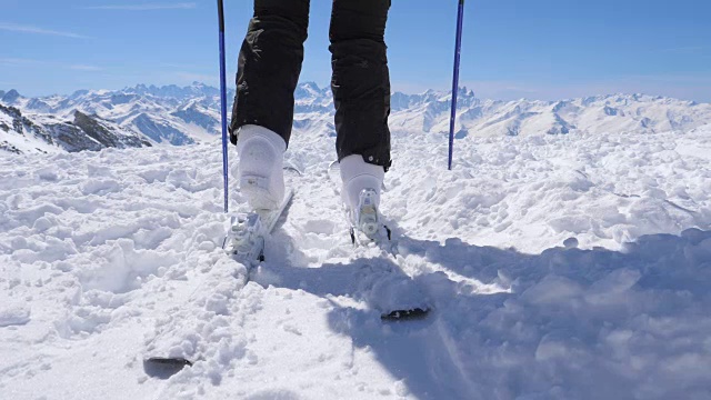 滑雪靴在高山滑雪胜地的慢动作近景视频素材