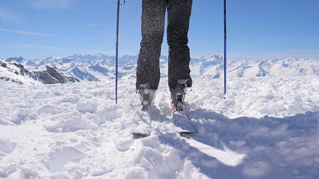 慢动作滑雪靴被插入到滑雪板的固定处并扣住它们视频素材